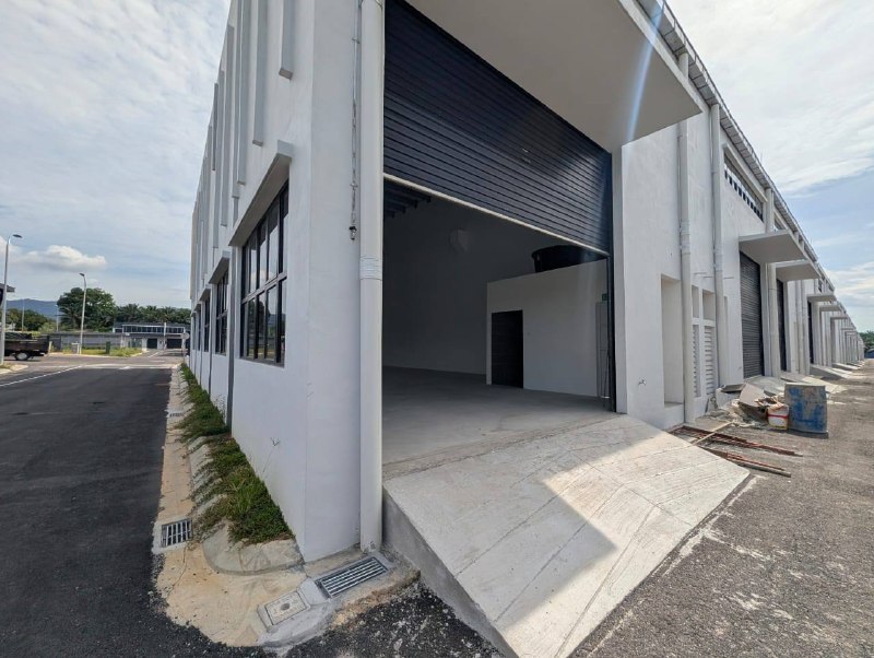 Kulai — 1.5 Storey Terrace Factory for Rent — photo 3