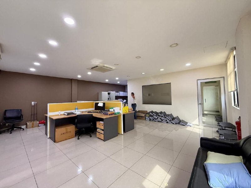Kawasan Perindustrian Taman Johor — 1.5 Storey Semi-detached Factory for Rent — photo 2
