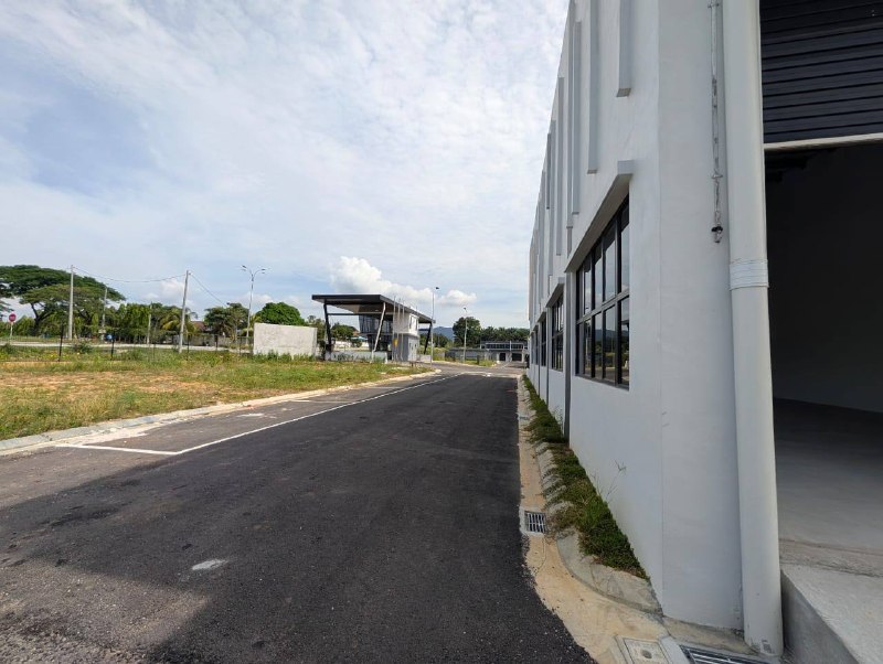 Kulai — 1.5 Storey Terrace Factory for Rent — photo 2