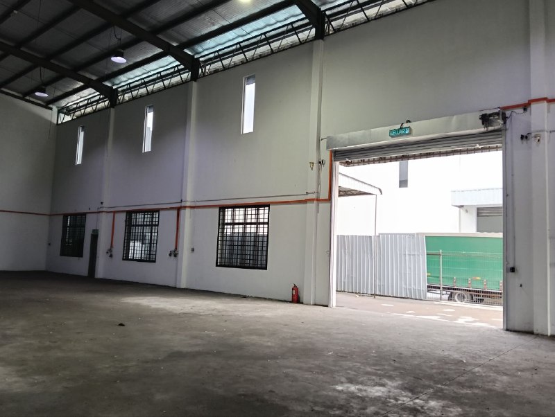 Tmn Perindustrian Tropika ( Desa Cemerlang ) — Single Storey Cluster Semi D with 2 storey office block for Rent — photo 2