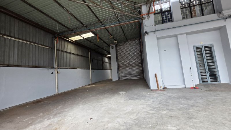 Taman Sri Yaacob — 1.5 Storey Semi-D Factory for Rent — photo 2
