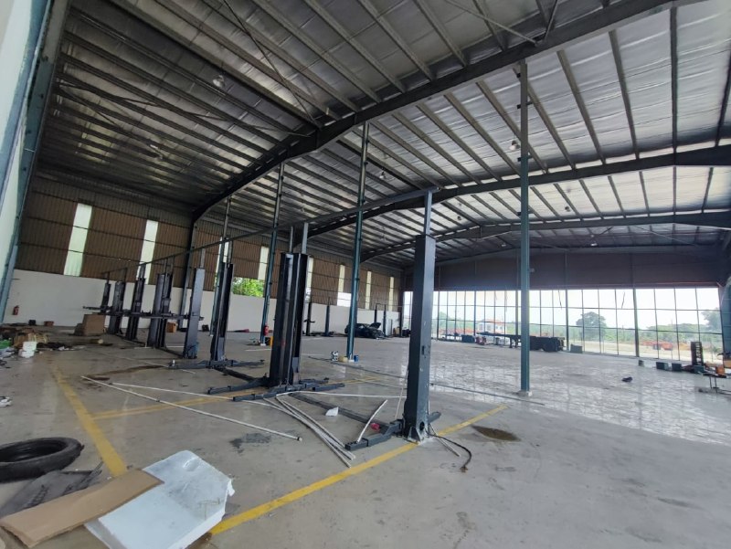 Kempas Lama — Single-storey showroom factory for Rent — photo 2
