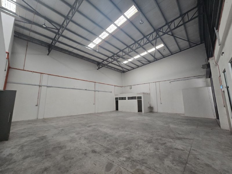 Eco Business Park 1 Phase 1 (Jalan Ekoperniagaan 1) — 1.5 Storey Cluster Factory (Corner lot) for Rent — photo 3