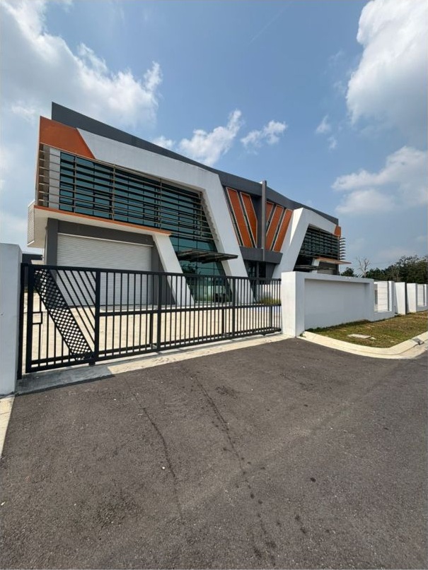 Desa Cemerlang Type H Semi-Detached Factory for Sale — 21,131 sqft Land — photo 1